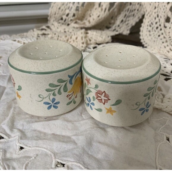 Vintage Lenox Temperware Quakertown 7 hole Salt And Pepper Shakers - Picture 2 of 9